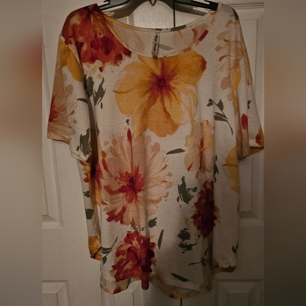 SIMPLY IRRESISTIBLE LIGHTWEIGHT, SHORT SLEEVE SWEATER. SIZE 3X